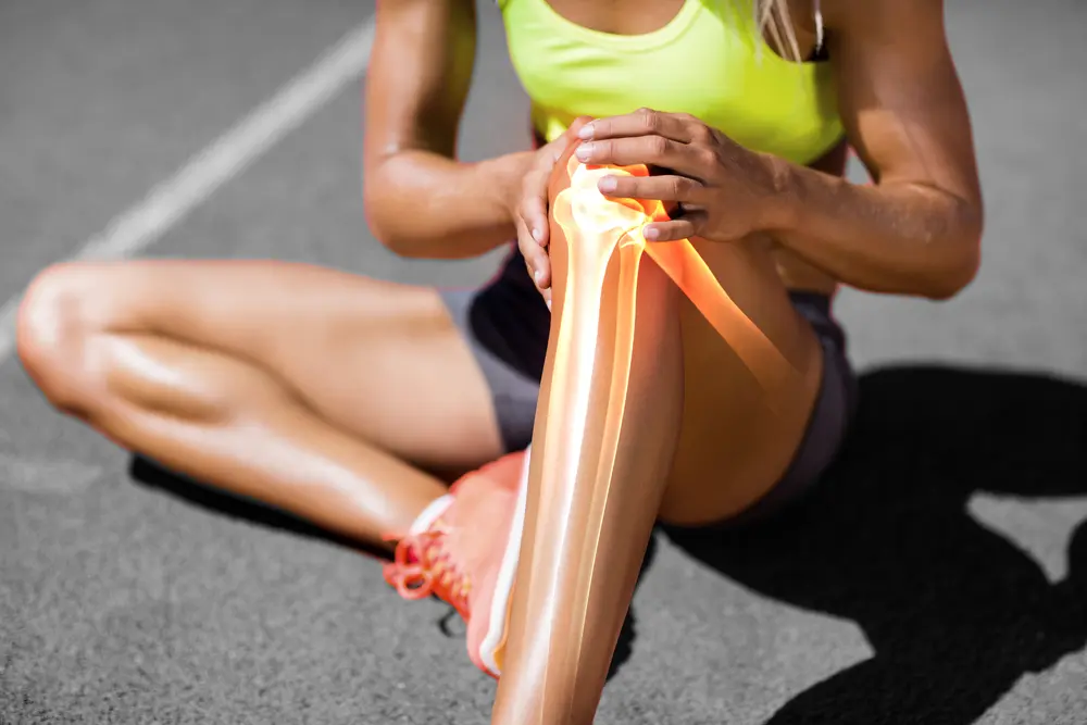Sportswoman-suffering-from-knee-pain-during-Sports-Injury